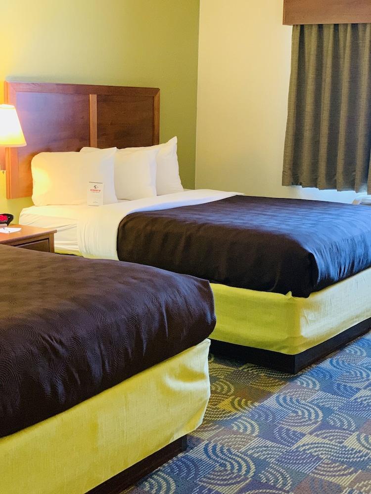 AmericInn by Wyndham Kewanee photo 77