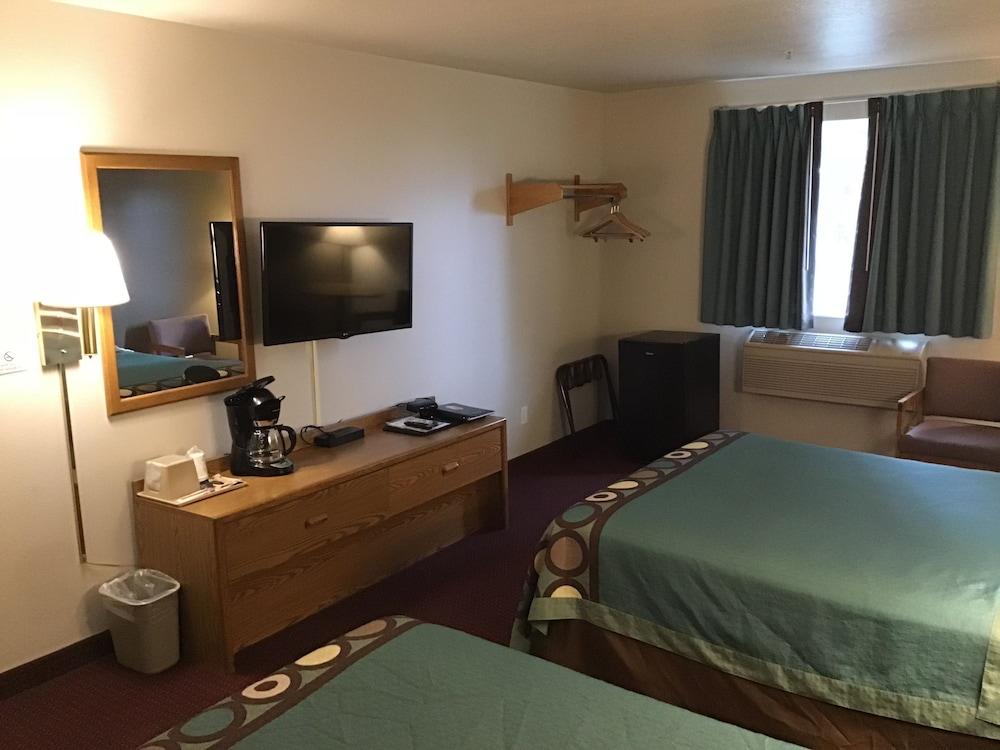 Super 8 by Wyndham Blackfoot photo 8