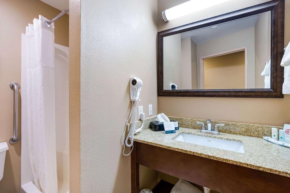 Quality Inn I-70 Near Kansas Speedway photo 28