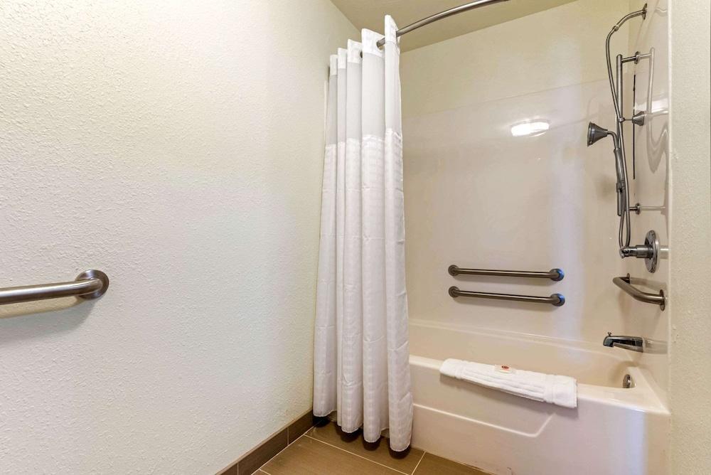 Comfort Inn & Suites near Route 66 photo 25