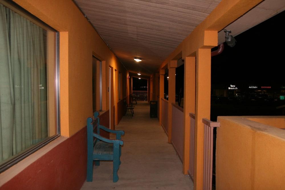 Budget Inn photo 12