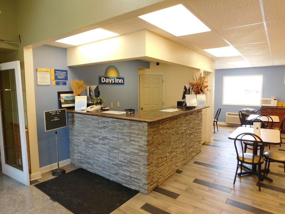 Days Inn by Wyndham West Branch Iowa City Area photo 3
