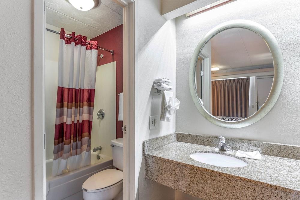 Red Roof Inn Columbia, MO photo 7