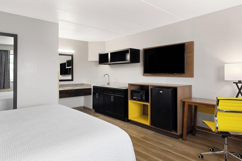 Days Inn & Suites by Wyndham Indianapolis Airport East photo 24