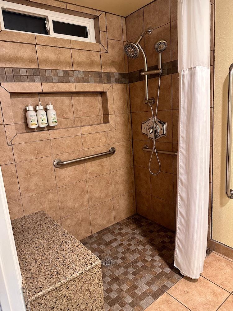 Beachwalker Inn and Suites photo 12