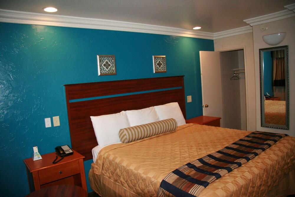 Civic Center Lodge photo 45
