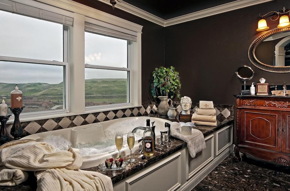 Cameo Heights Mansion photo 83