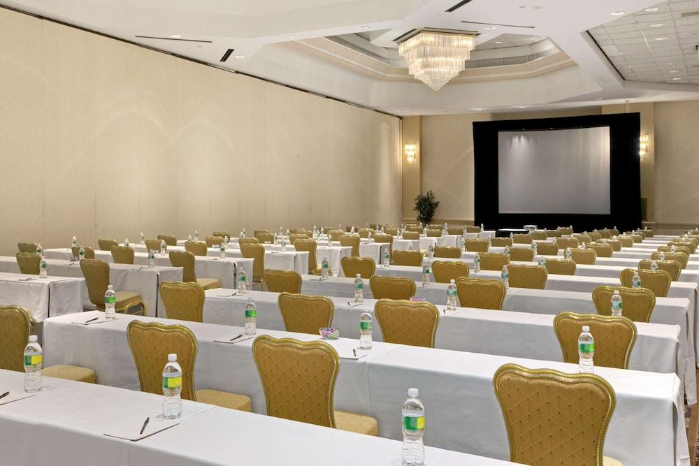 Hilton East Brunswick Hotel & Executive Meeting Center photo 30