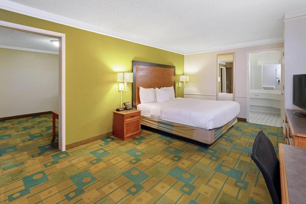 Travelodge by Wyndham Phoenix North photo 7