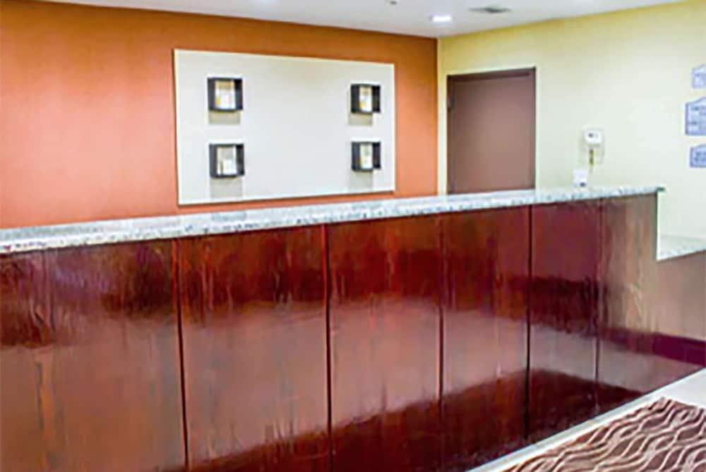 Travelodge by Wyndham Ozone Park photo 3