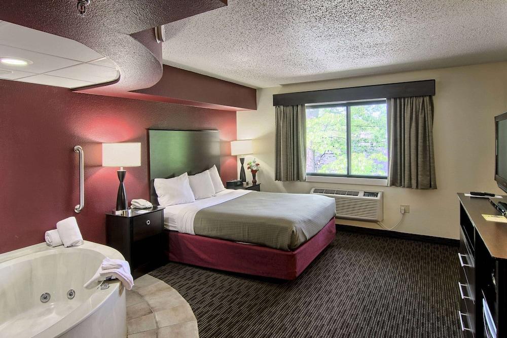 Blossom Hotel & Suites Traverse City photo 33
