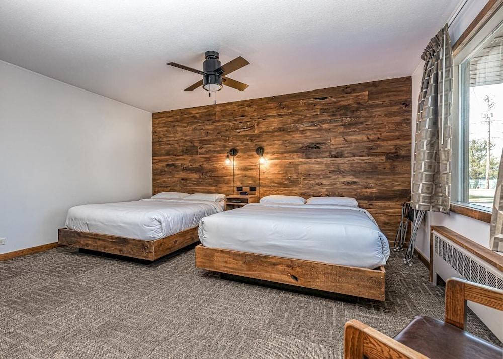Aqua Aire Inn & Suites photo 2