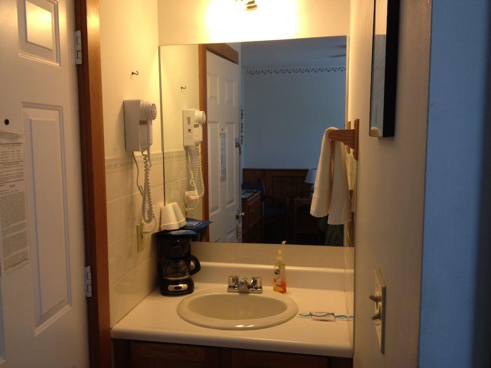 Isleview Motel and Cottages photo 34