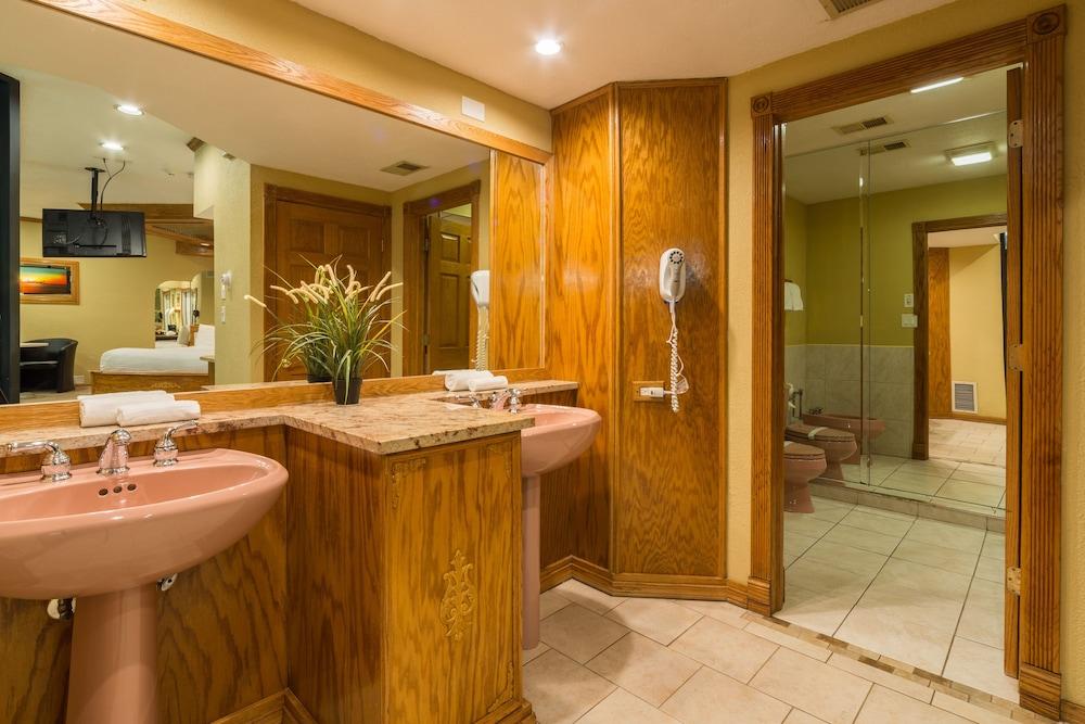 Sybaris Pool Suites Mequon photo 54