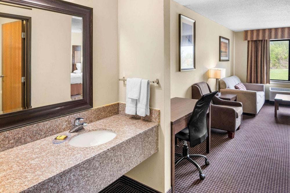 White Pines Inn & Suites photo 26