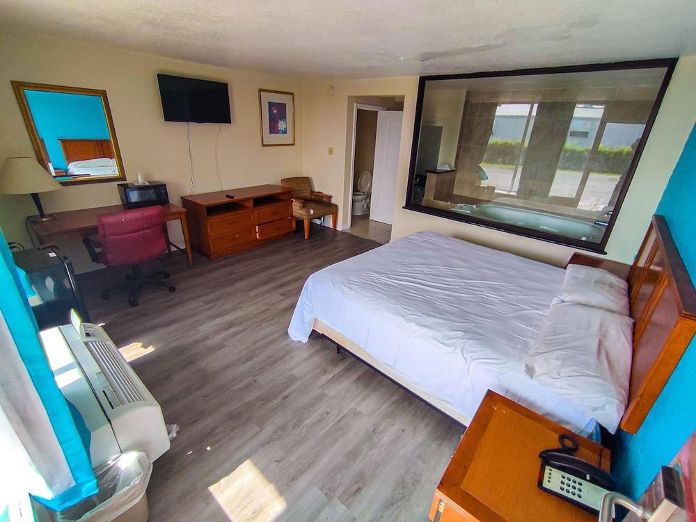 Clover Inn & Suites photo 17
