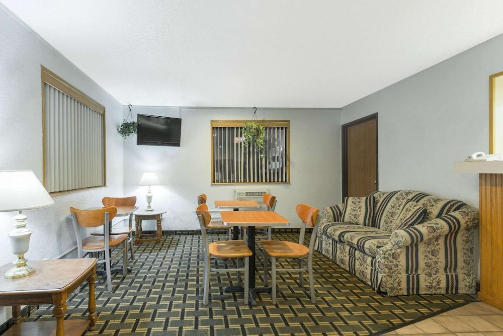 Super 8 by Wyndham Twinsburg/Cleveland Area photo 2
