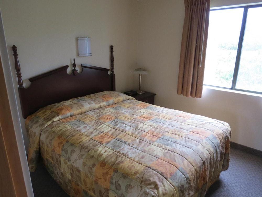 Western Royal Inn photo 30