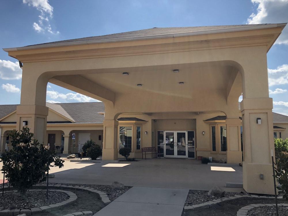 Whitesboro Inn & Suites photo 1