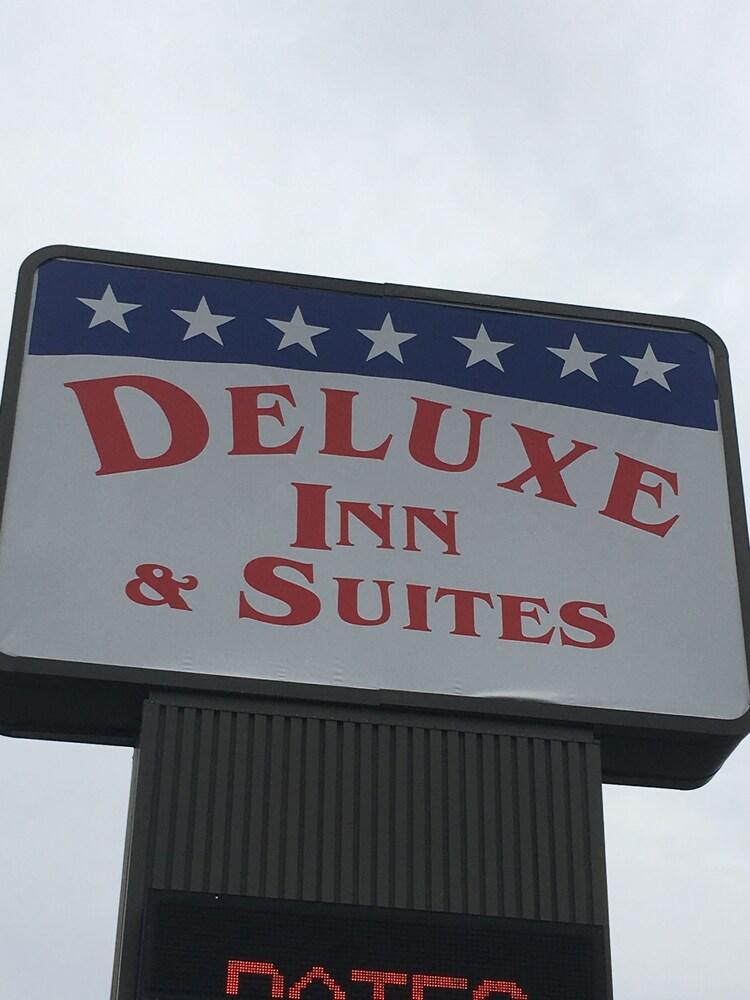 Deluxe Inn & Suites photo 13
