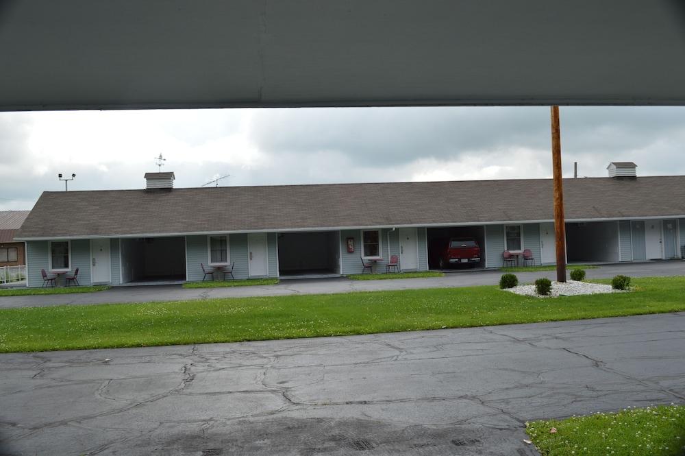 Great Lakes Motel photo 21