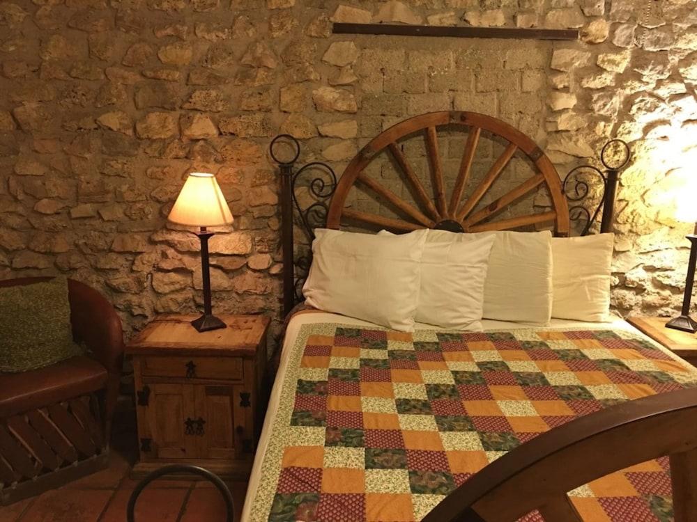 The Leakey Inn by CMD photo 4