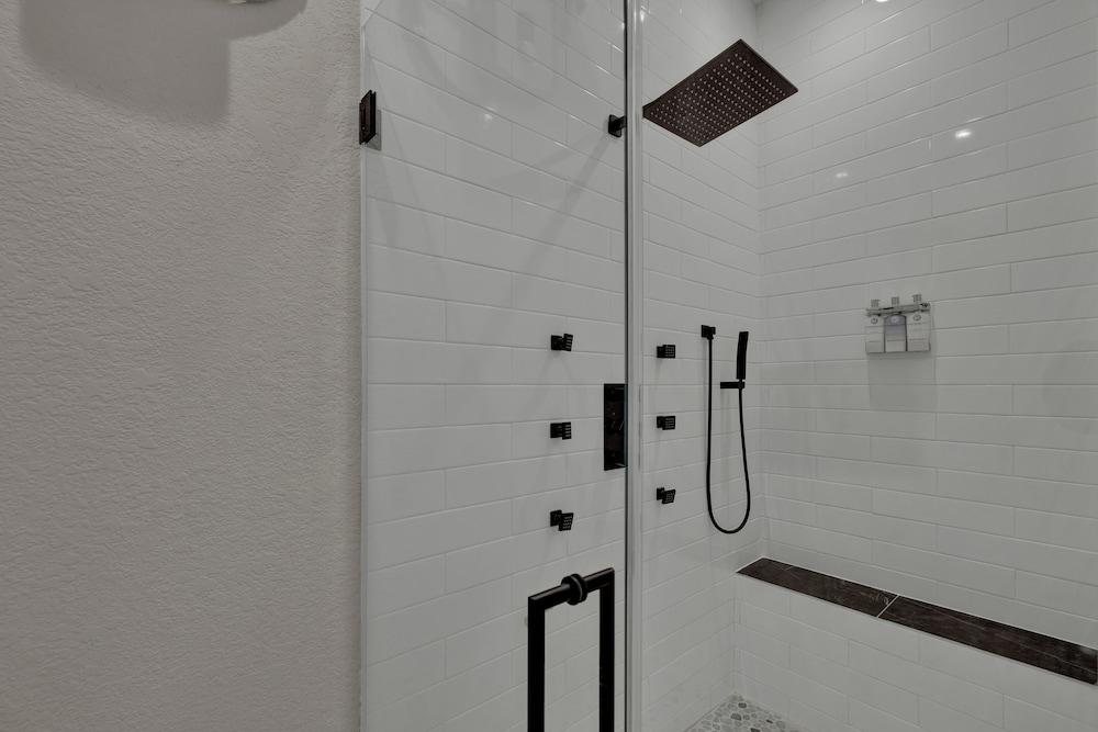 The Bentley Hotel - James Bond Suite - Pool View photo 13