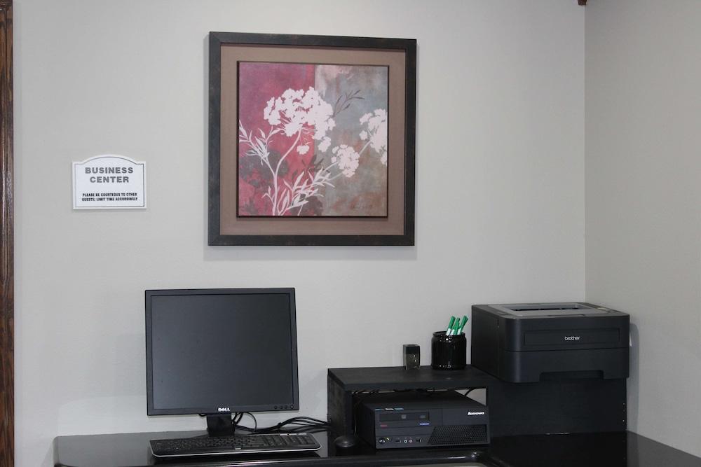 Ramada by Wyndham Cedar Rapids South photo 24