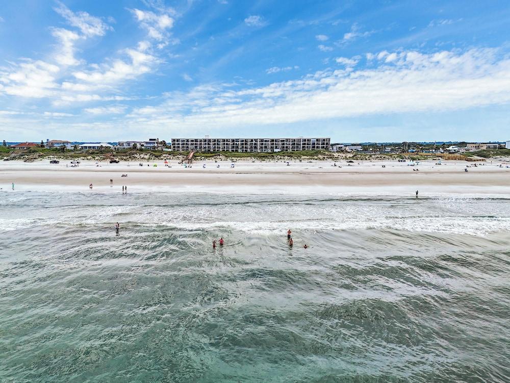 Beacher's Lodge Oceanfront Suites photo 1