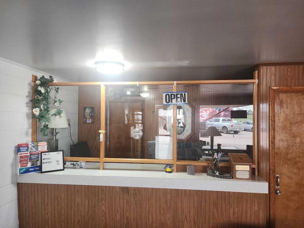 First Inn By OYO Quinter Hwy 70 photo 14