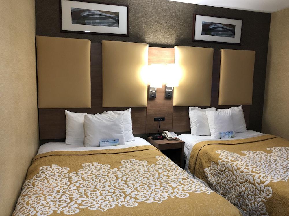 Days Inn by Wyndham Brooklyn photo 13