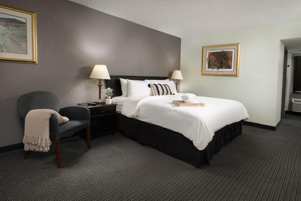 The Cactus Cove Inn and Suites photo 23