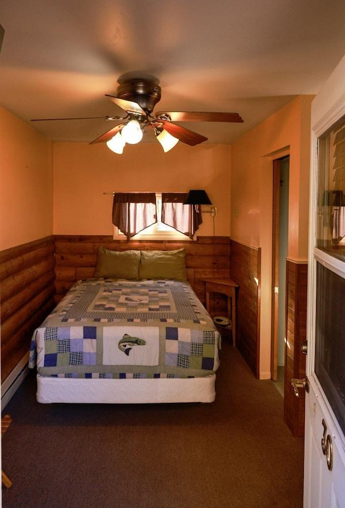 Twin Pines Lodge & Cabins photo 15