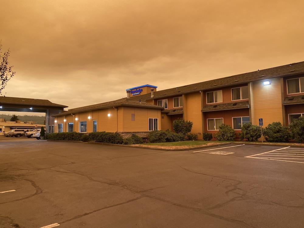 Travelodge Suites by Wyndham Newberg photo 62