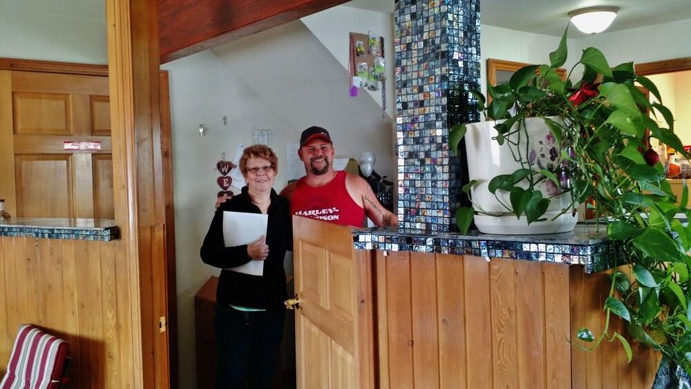 Going-To-The-Sun Inn & Suites photo 41