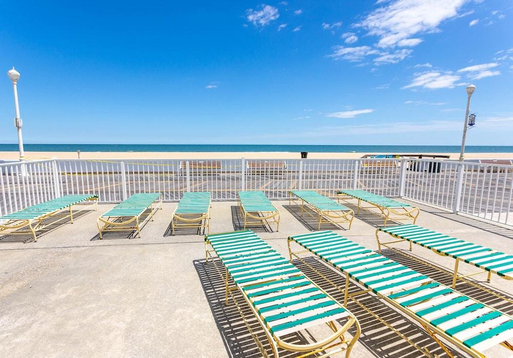 Fish Tales Boardwalk Inn photo 9