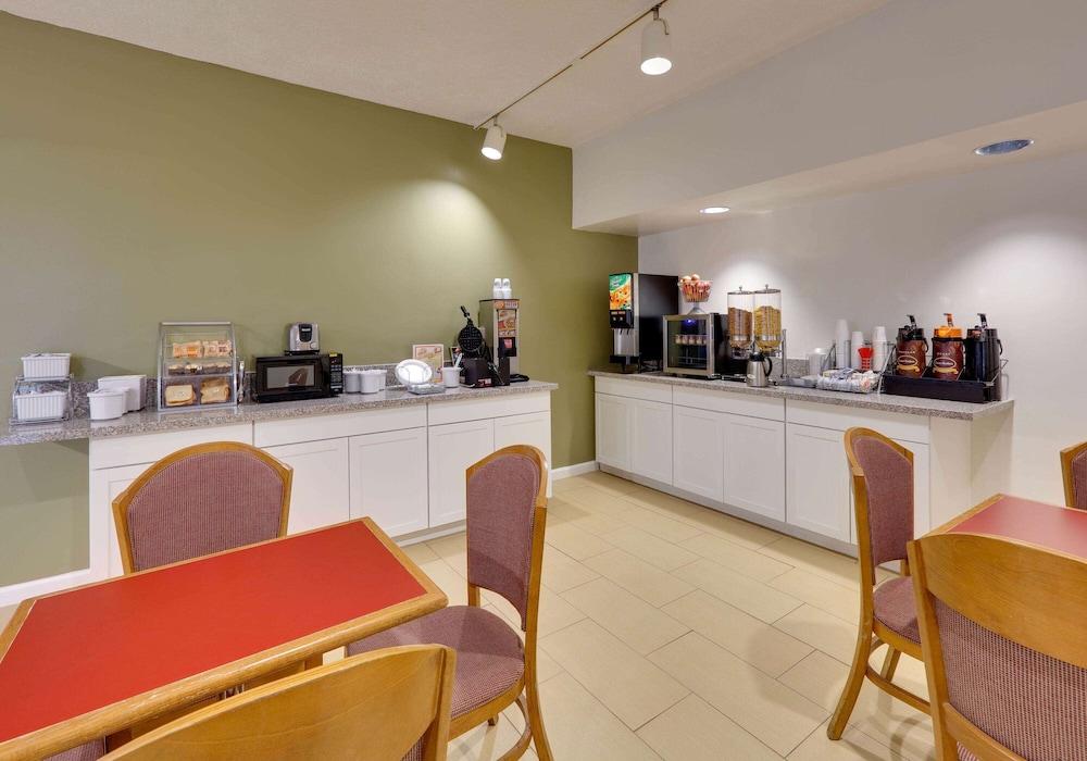 Super 8 by Wyndham Fort Smith photo 19