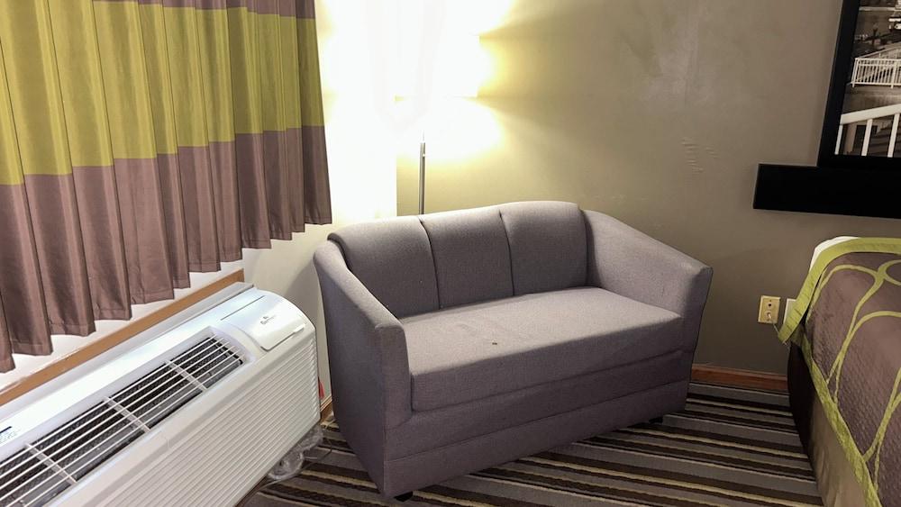 Super 8 by Wyndham Gilman photo 13