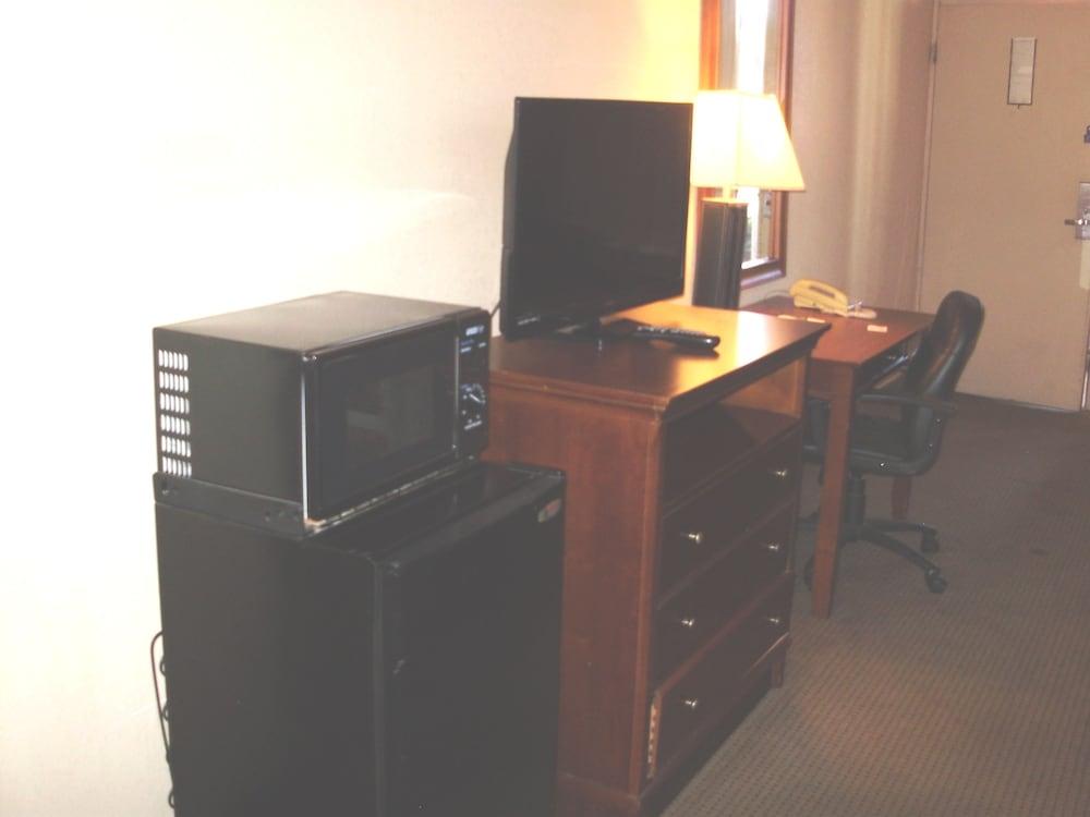 Trade Winds Central Inn photo 17