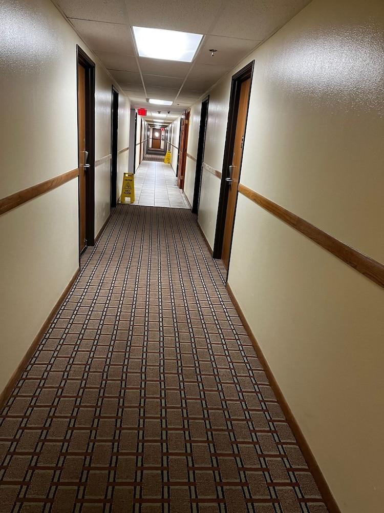 Super 8 by Wyndham Smithville/Kansas City photo 21