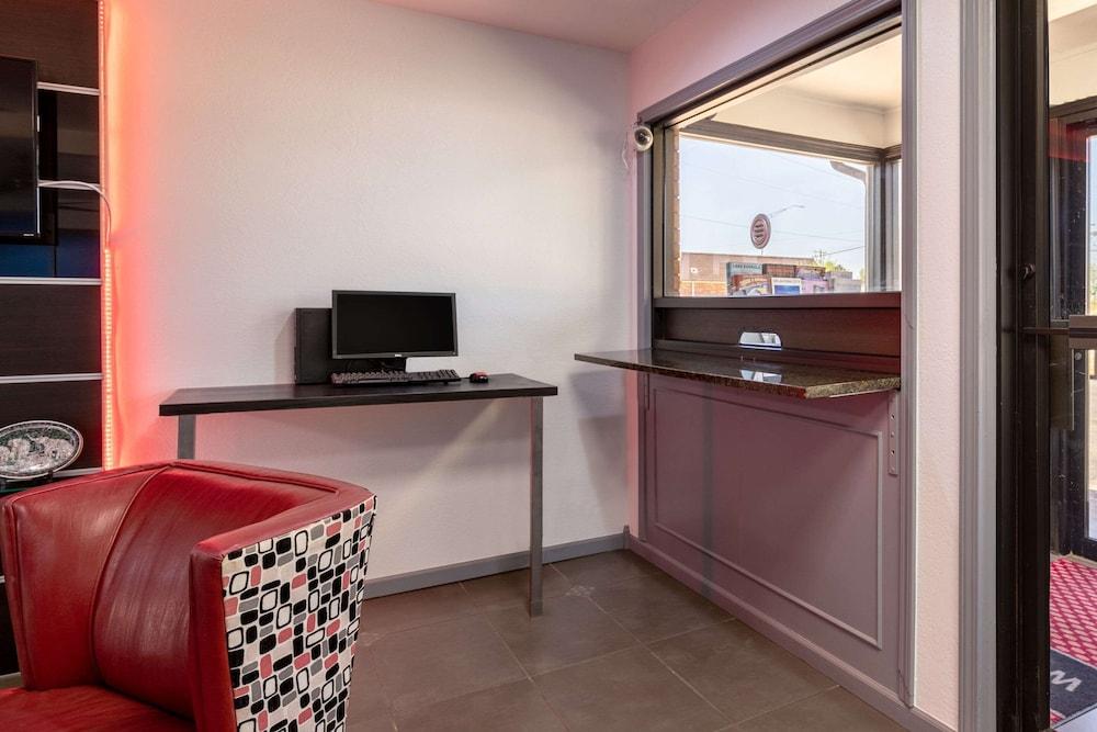 Econo Lodge Inn & Suites Enid South photo 37