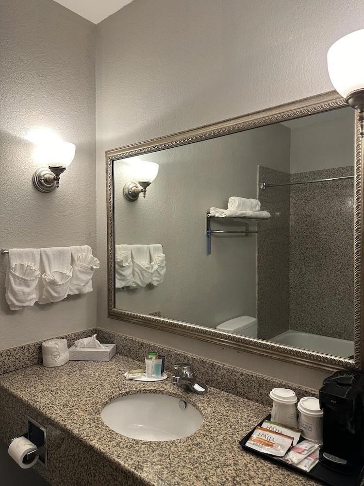 Days Inn by Wyndham Copperas Cove photo 14