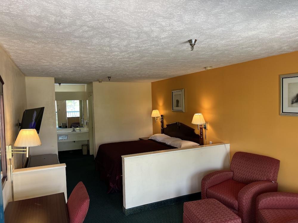 Deluxe Inn & Suites photo 19