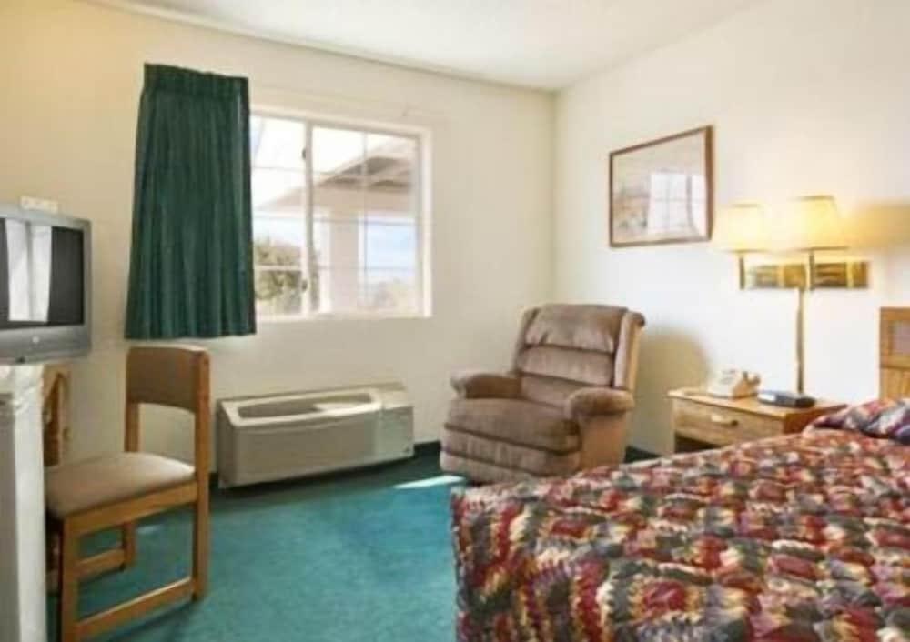 Westwood Inn & Suites Kimball I 90 photo 4