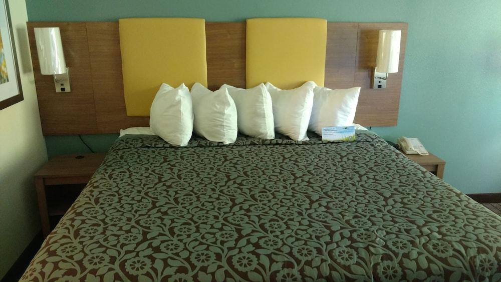 Days Inn by Wyndham Ashland photo 13