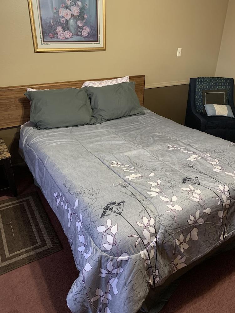 Blue Spruce Motel photo 27
