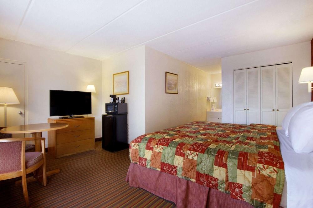 Days Inn by Wyndham Seneca / Clemson Area photo 3