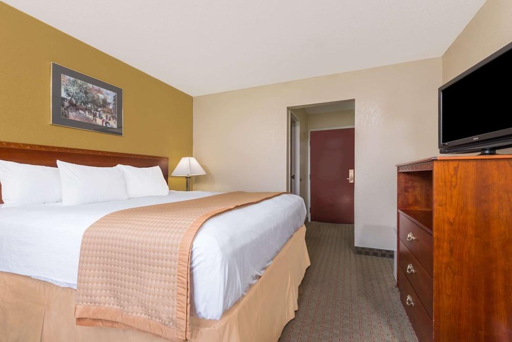 Days Inn by Wyndham Norton photo 5