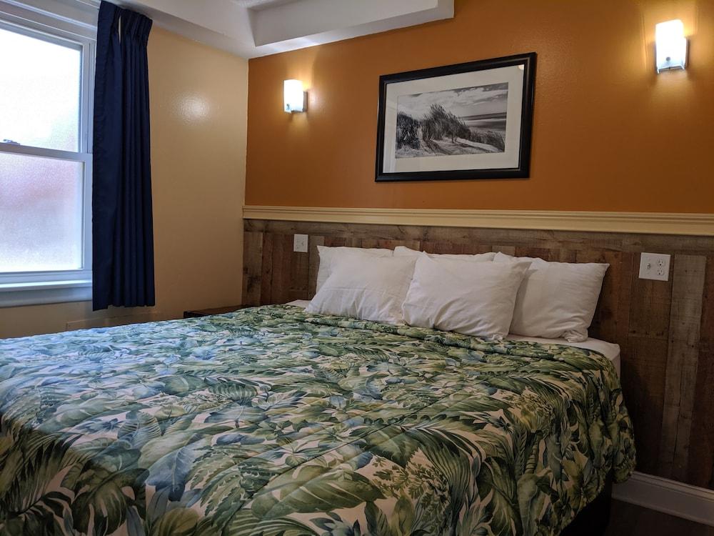 Colonial Inn Motel photo 11