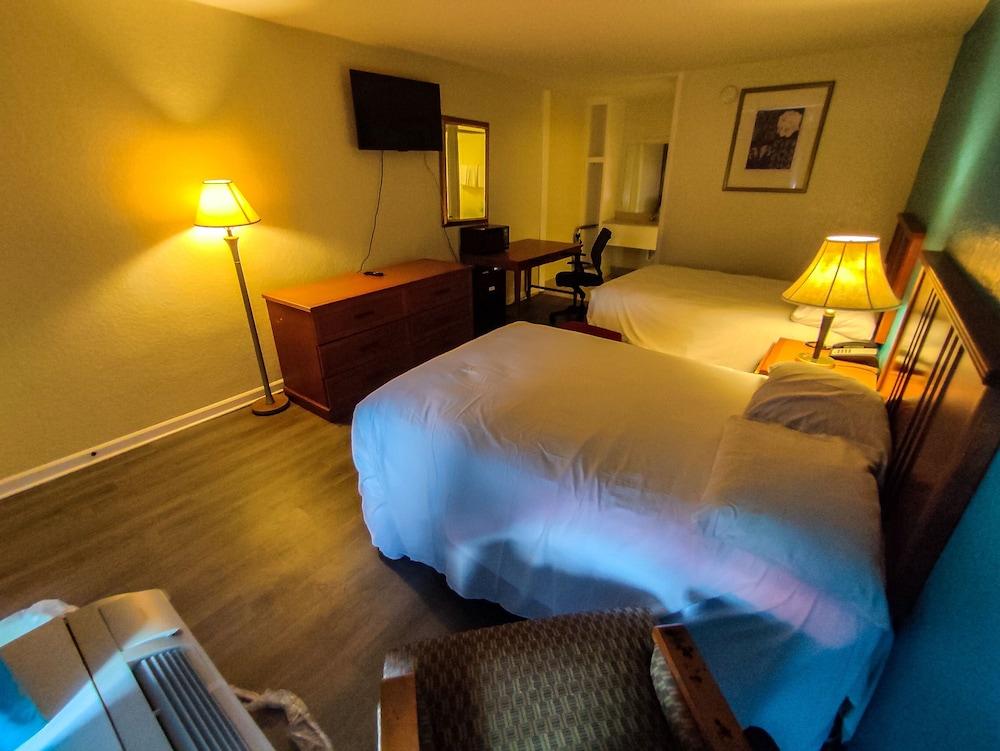 Clover Inn & Suites photo 27